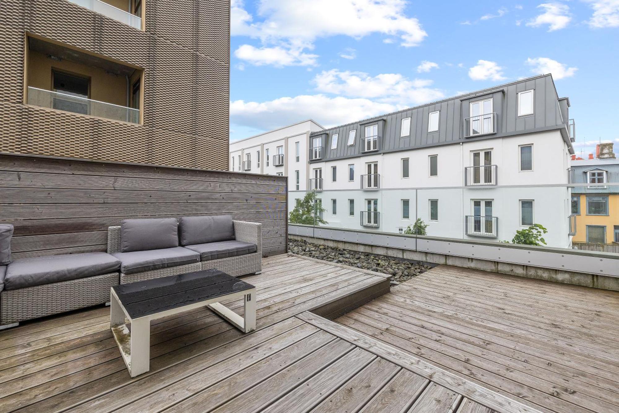 Vibrant Hafnatorg I Spacious Property With Expansive Garage Reykjavik Exterior photo