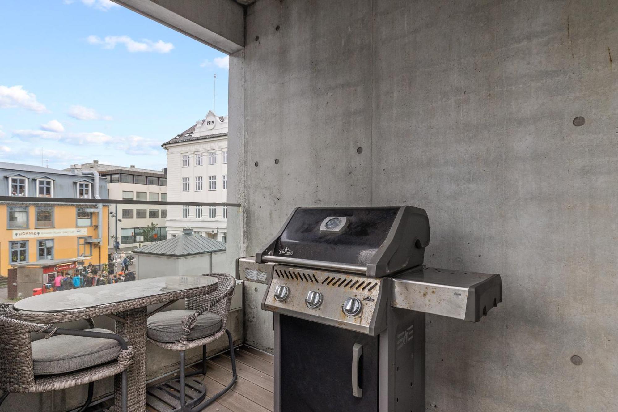Vibrant Hafnatorg I Spacious Property With Expansive Garage Reykjavik Exterior photo