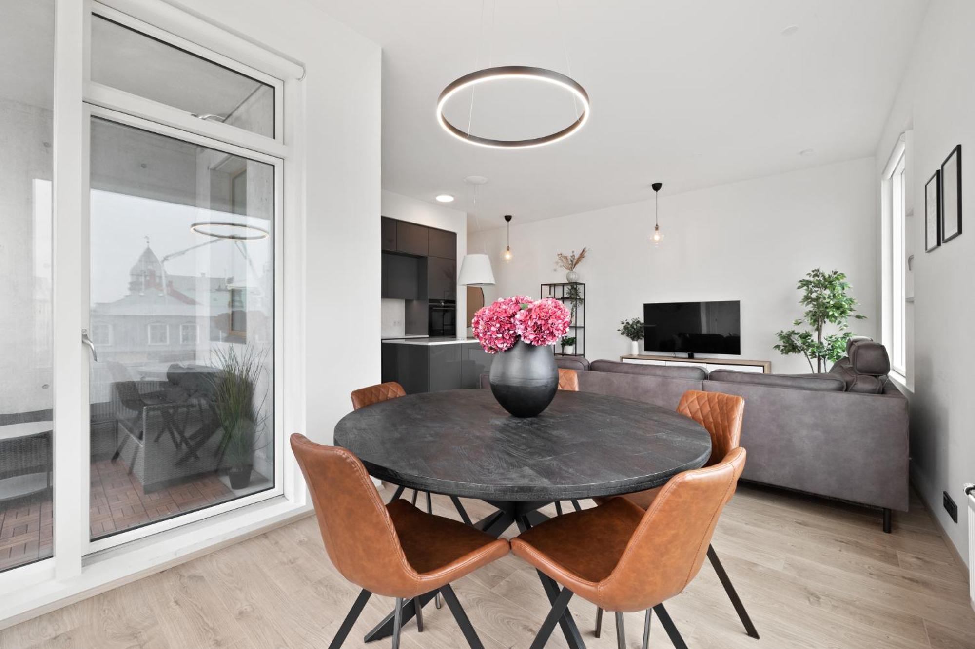 Vibrant Hafnatorg I Spacious Property With Expansive Garage Reykjavik Exterior photo